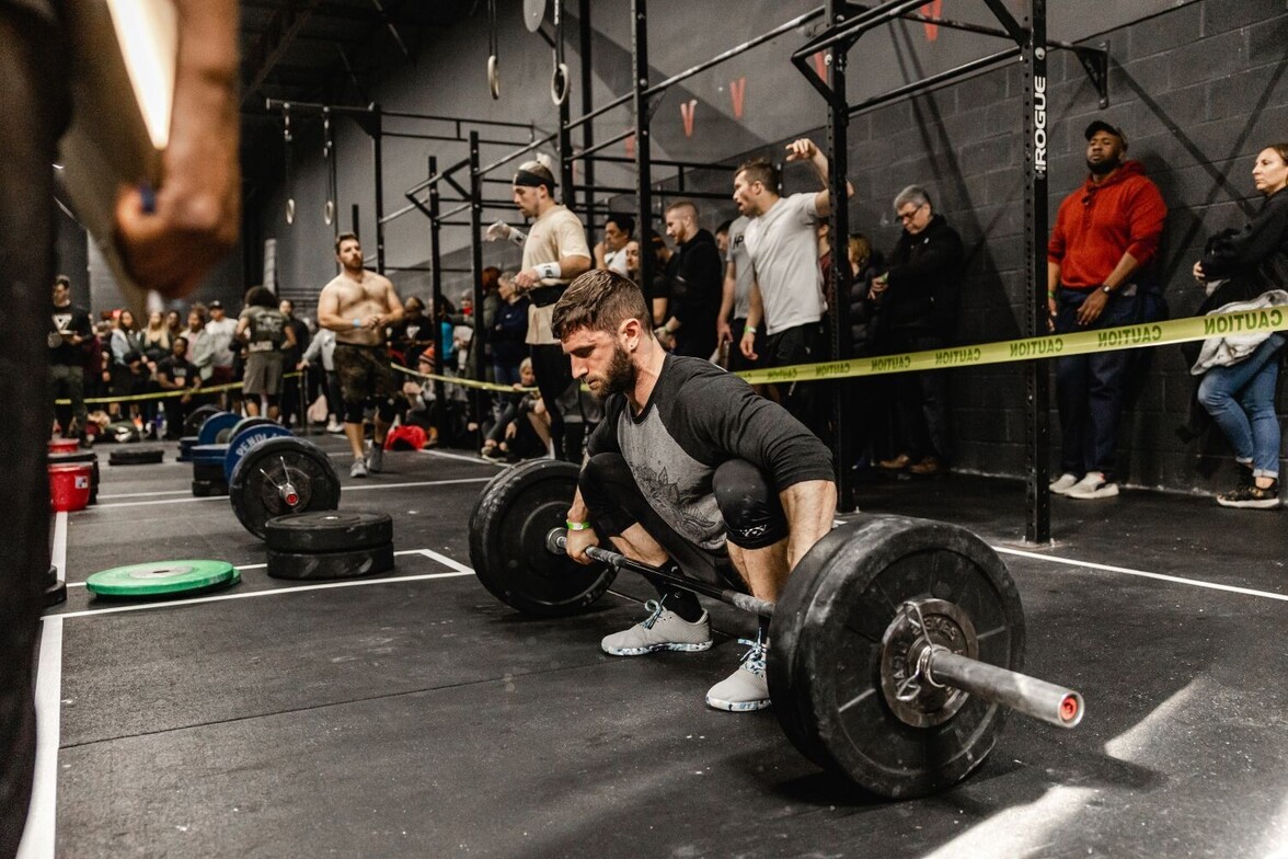 Male crossfit athlete setting up for a snatch.