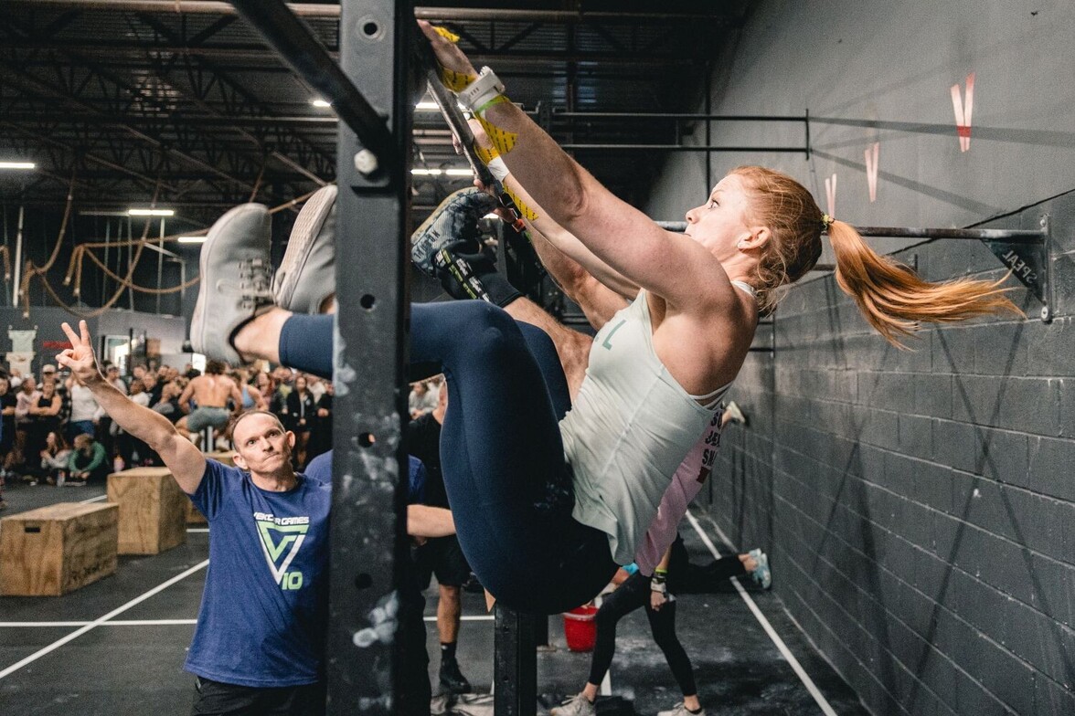 Female Crossfit athlete performing a toes to bar.