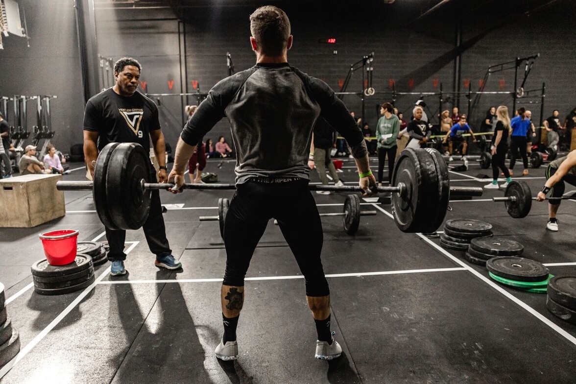 Crossfit athlete performing a snatch.